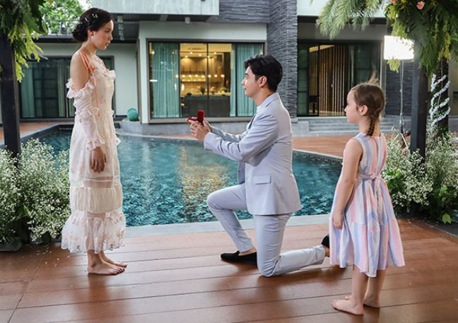 Đưa con riêng của chồng đi ăn, nào ngờ đứa bé nói một bí mật từ trước đến nay khiến tôi rụng rời