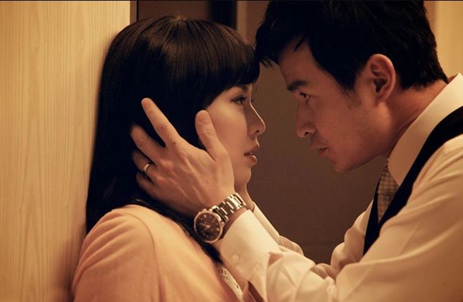 Đang ôm eo 'bồ nhí' nóng bỏng dạo phố, tôi bất ngờ trông thấy vợ, cảnh tưởng trước mắt khiến tôi càng thất kinh hơn