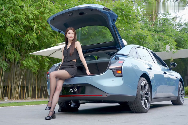 Thân hình nuột nà của mỹ nhân xứ Trung bên xe điện