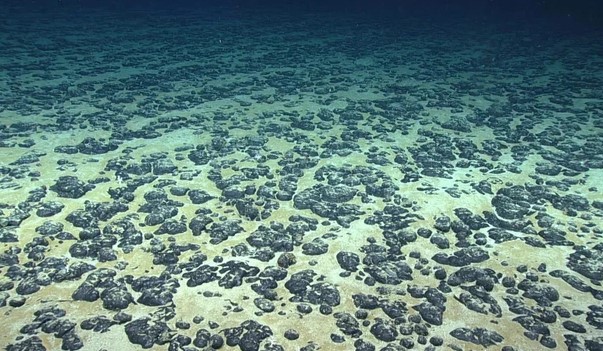 Khối kim loại dưới đáy biển viết lại lịch sử sự sống Trái Đất