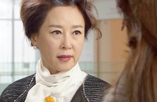 Mẹ tôi đi ăn mừng nhà mới bên thông gia, lúc về bà nằm lì 2 ngày không ăn uống, biết lý do mà tôi điêu đứng