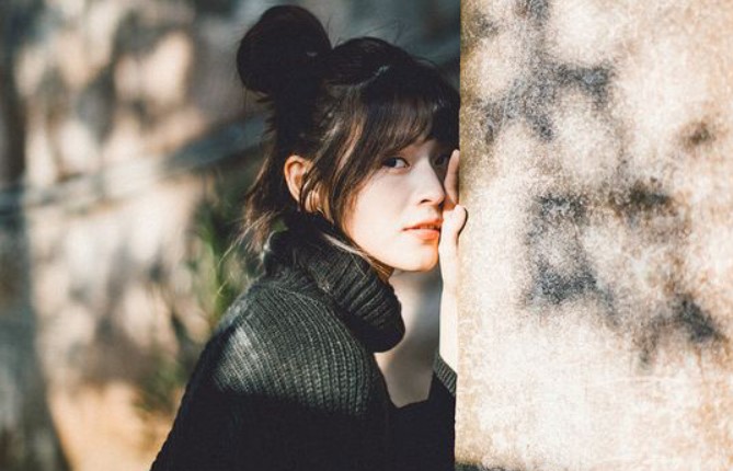 Nửa đêm nhận được điện thoại cầu cứu của mẹ, tôi vội về nhà và nín lặng khi thấy chị dâu cõng mẹ trong dòng nước lũ