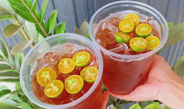 1 lo&#x1EA1;i n&#x1B0;&#x1EDB;c gi&#x1EA3;i kh&#xE1;t ng&#x1B0;&#x1EDD;i Nh&#x1EAD;t hay u&#x1ED1;ng trong h&#xE8; &#x111;&#x1EC3; ch&#x1ED1;ng l&#xE3;o h&#xF3;a da, d&#xF9;ng chung v&#x1EDB;i m&#x1EAD;t ong c&#xF2;n &quot;&#x111;&#xE1;nh bay&quot; b&#x1EC7;nh t&#x1EAD;t