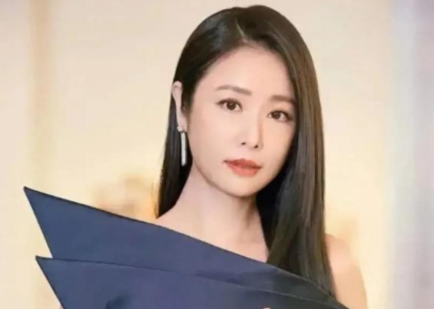 L&#xE0;m th&#x1EBF; n&#xE0;o m&#xE0; L&#xE2;m T&#xE2;m Nh&#x1B0; 48 tu&#x1ED5;i l&#x1EA1;i tr&#x1EDF; n&#xEA;n tr&#x1EBB; &#x111;&#x1EB9;p v&#xE0; kh&#xED; ch&#x1EA5;t nh&#x1B0; th&#x1EBF; n&#xE0;y? Ai nh&#xEC;n th&#x1EA5;y c&#x169;ng &#x111;&#x1EC1;u ghen t&#x1ECB; v&#x1EDB;i Ho&#x1EAF;c Ki&#x1EBF;n Hoa