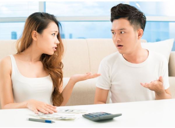 Chồng cũ ép ly hôn vì không thể sinh con, đến nửa năm sau anh đến tận cửa đưa cho một thứ khiến tôi gần như gục xuống đất