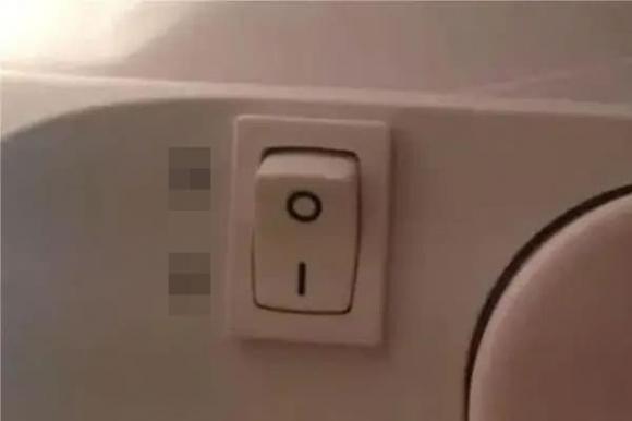 Có một công tắc nhỏ được giấu trong tủ lạnh! Nhiều người vẫn chưa biết công dụng, hãy xem thử