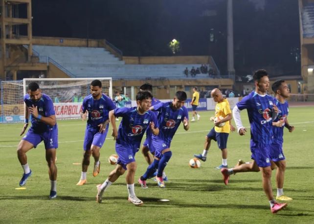 HLV Vũ Tiến Thành đưa một loạt cầu thủ lên HAGL