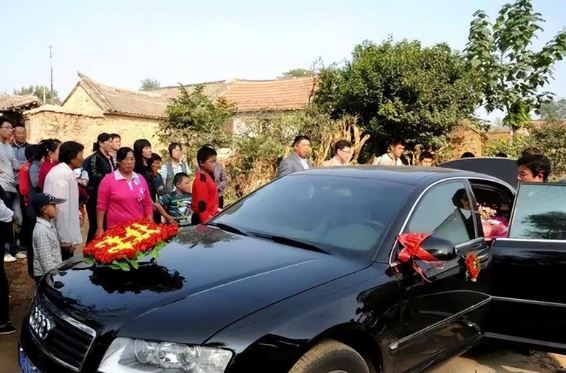 Con trai cưới mẹ đơn thân, mẹ chồng bắt con dâu làm một việc trong ngày cưới khiến cô phẫn nộ hủy hôn ngay lập tức