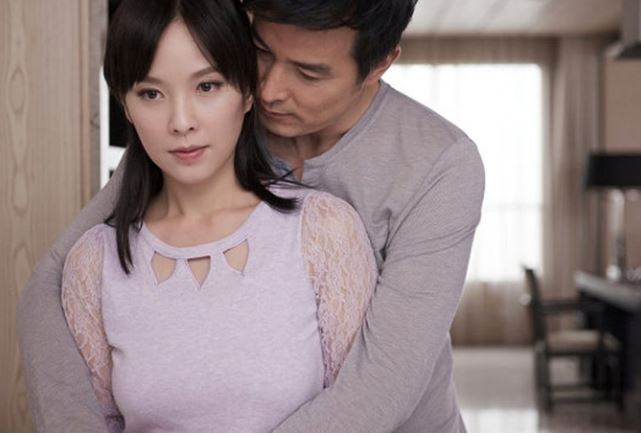 Quá mê đắm tình trẻ, chồng dọn về sống chung cả tháng, vợ cao tay 'đập tan' mối tình vụng trộm chỉ bằng dòng tin nhắn vỏn vẹn 3 chữ, chồng vội về nhà quỳ gối xin tha