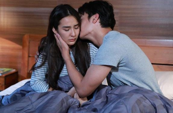 Nuốt nước mắt lấy chồng già để trừ nợ cho gia đình, tôi não nề trong đêm tân hôn, nào ngờ vừa mới mở của vào phòng, anh ta đã làm 1 việc khiến tôi lạnh người