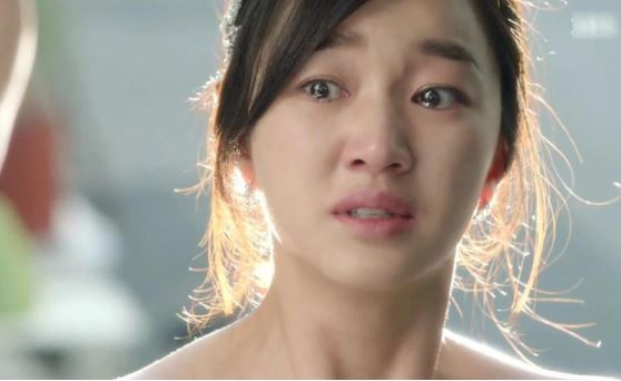 Cứ 2 giờ sáng chồng lại lén trốn vào nhà vệ sinh xả nước ào ào, hé cửa định nhắc anh, tôi suýt ngất khi thấy cảnh tượng trước mắt