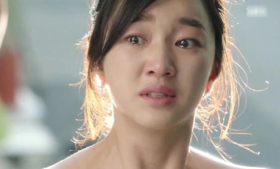 Chồng đi công tác, tôi đưa con về quê thăm ông bà nhưng vừa đến cổng, cảnh tượng trong sân đập vào mắt khiến tôi chết lặng