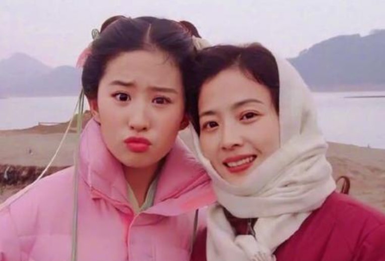 Tưởng mẹ Lưu Diệc Phi đã đủ xinh đẹp, nhưng khi nhìn thấy mẹ Tống Tổ Nhi, tôi mới nhận ra vẻ đẹp giống như ngọc bích