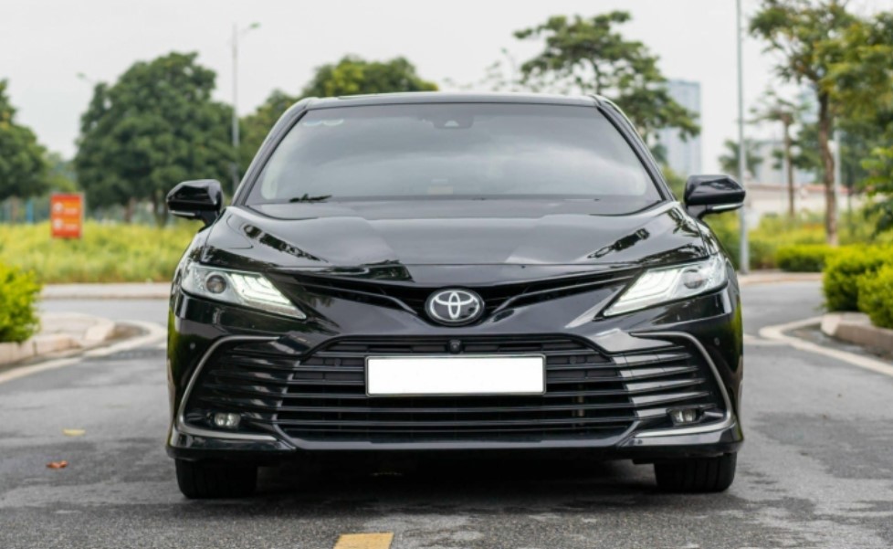 Toyota Camry lăn bánh 2 năm trượt giá khó tin trên sàn xe cũ