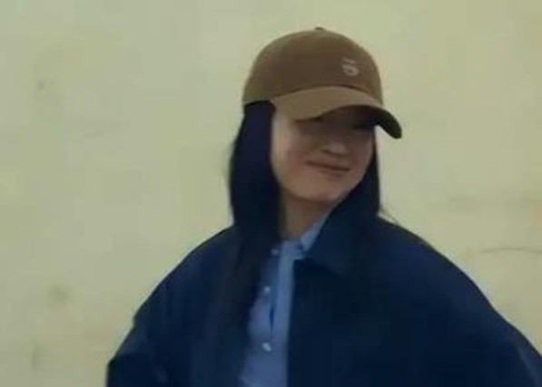 Lộ ảnh đời thường của Đổng Khiết ở tuổi 44: Dáng người thấp bé, giản dị, nhan sắc một thời không thua kém Lưu Diệc Phi