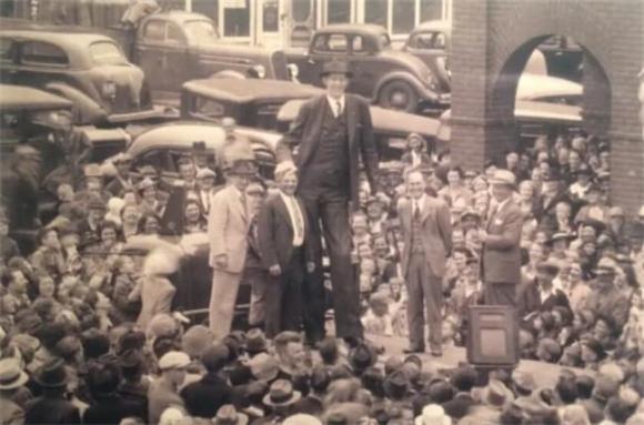 Ai là người cao nhất thế giới?