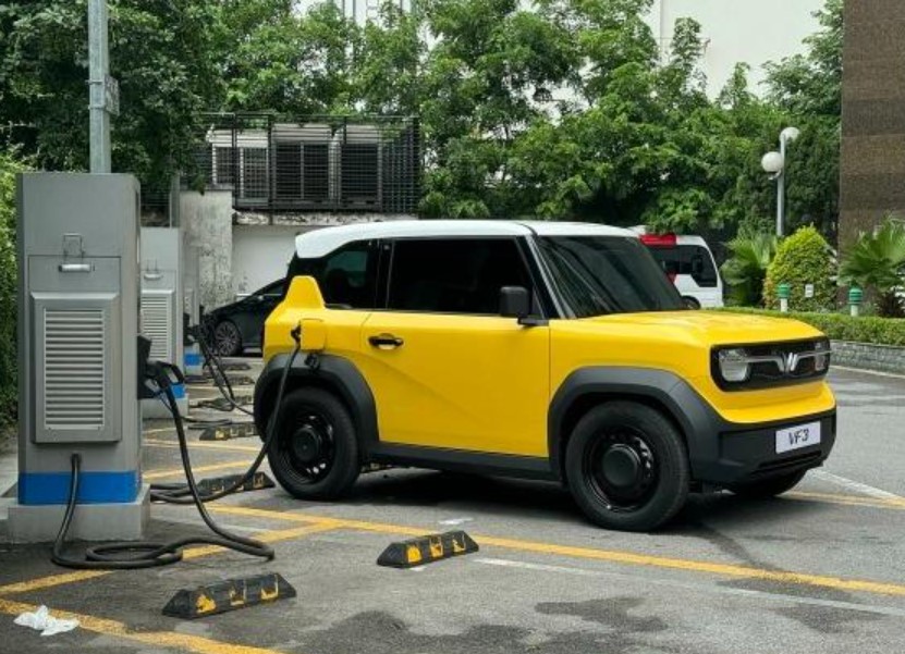 Muốn sạc pin tại nhà, chủ xe VinFast VF 3 sẽ phải mua bộ sạc riêng của hãng