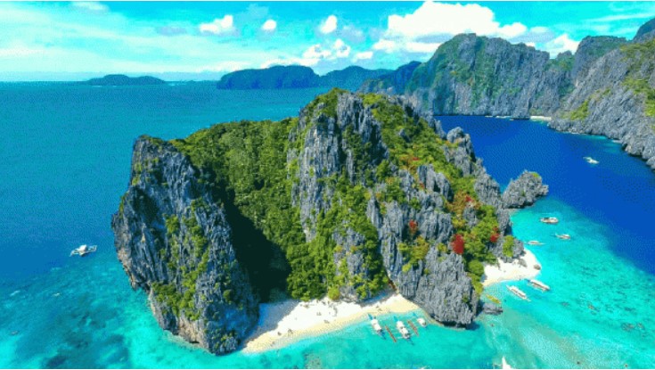 Nó là hòn đảo duy nhất nằm liền kề vùng thềm lục địa của Việt Nam, liên tục đứng đầu danh sách '10 hòn đảo đẹp nhất thế giới'