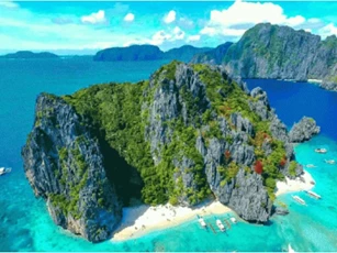 Nó là hòn đảo duy nhất nằm liền kề vùng thềm lục địa của Việt Nam, liên tục đứng đầu danh sách '10 hòn đảo đẹp nhất thế giới'