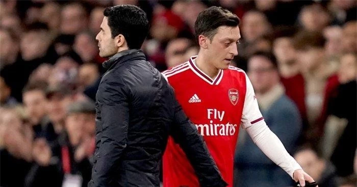 Mesut Ozil bị loại thẳng thừng do nhiều tuổi, lương cao, kém hiệu quả và thái độ 