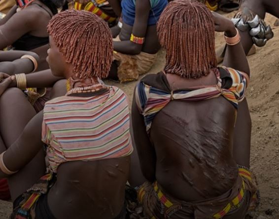 Bộ tộc cho phép đàn ông cưới nhiều vợ, các bà vợ cầu xin 'được' chồng đánh để... chứng minh tình yêu