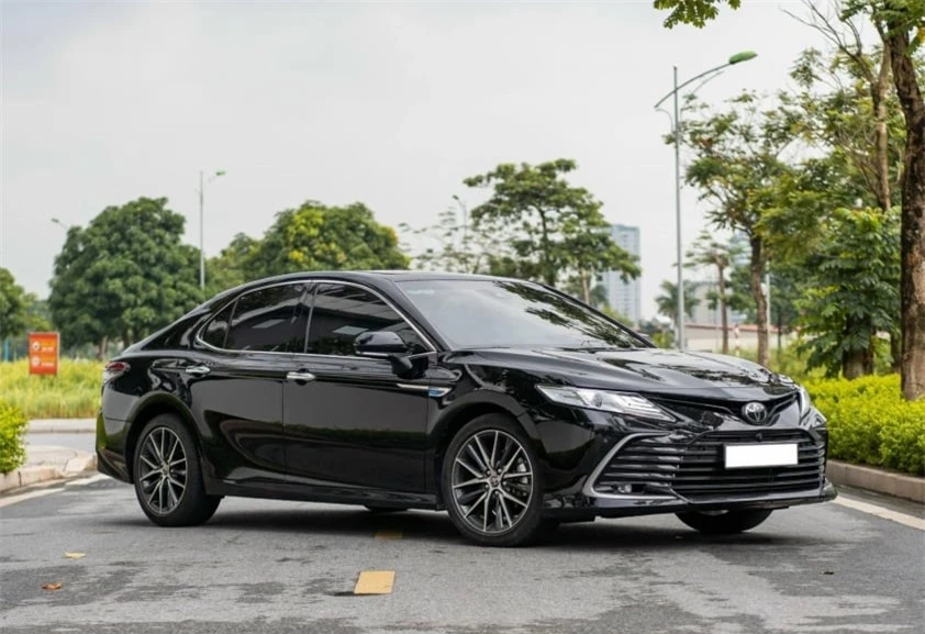 Toyota Camry lăn bánh 2 năm trượt giá khó tin trên sàn xe cũ 508859