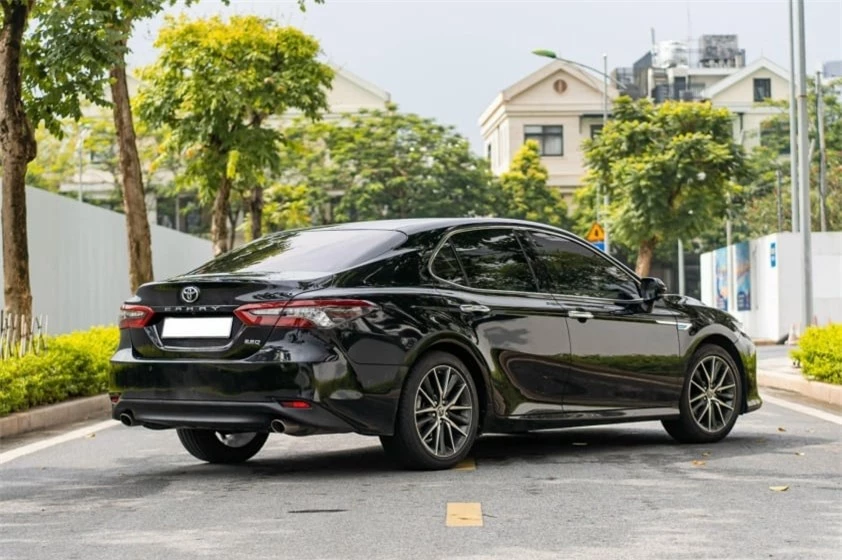 Toyota Camry lăn bánh 2 năm trượt giá khó tin trên sàn xe cũ 508860