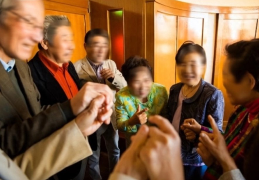 Trong buổi họp lớp, cậu bạn học dốt nhất lớp ngày xưa đứng lên, tay cầm xấp tiền đi biếu từng người, riêng chỉ có lớp trưởng không chịu nhận