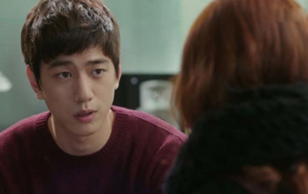 Chia tay người yêu vì đi xe máy cà tàng đến buổi họp lớp, 6 năm sau cô gái ôm mặt khóc khi gặp lại người cũ từng bị cô ta chê nghèo kiết xác