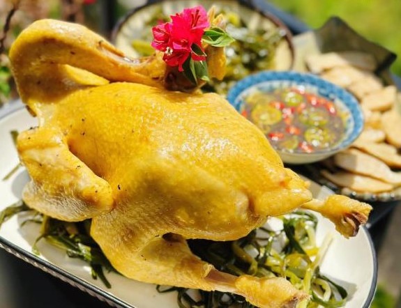 Gà đừng luộc nữa, đem hấp với hành ai ngờ lại ngon ngọt thế này, bao nhiêu cũng hết