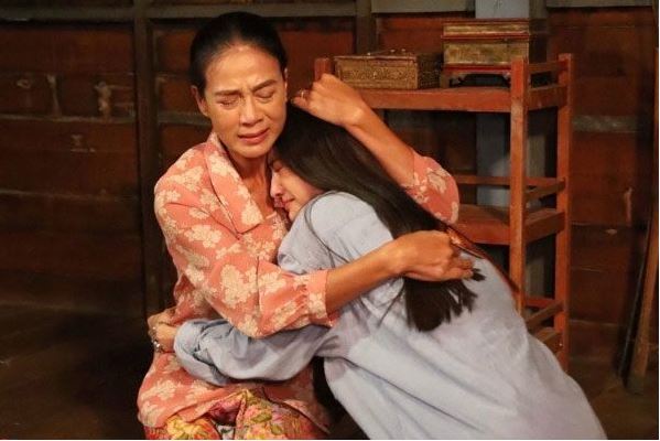 Giận mẹ khi con gái đẻ không chăm, vô tình nghe câu chuyện của nhà chồng tôi òa khóc ân hận