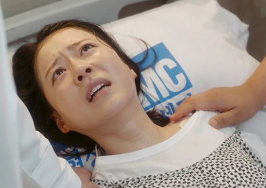 Nhập viện 2 lần sau khi kết hôn, chồng rửa chân cho vợ thì hốt hoảng khi nghe bác sĩ khuyên nên ly hôn càng sớm càng tốt