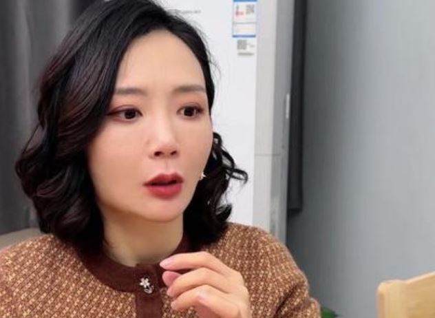 Vừa sinh con xong, mẹ chồng mang tặng một món đồ cũ kỹ, tôi định vứt đi thì sững sờ nhìn thấy thứ bên trong