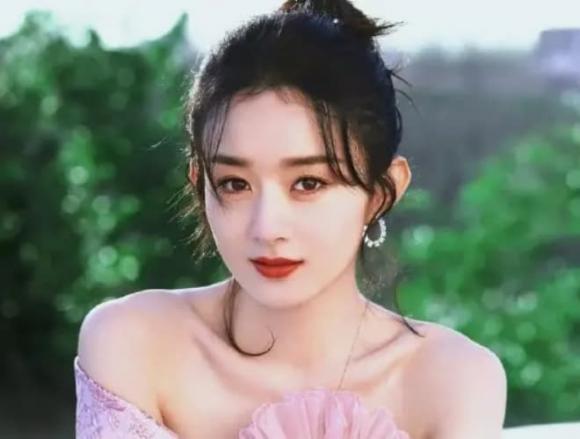 &#x110;&#xE2;y l&#xE0; b&#x1EE9;c &#x1EA3;nh m&#xE0; Tri&#x1EC7;u L&#x1EC7; D&#x129;nh mu&#x1ED1;n x&#xF3;a nh&#x1EA5;t, n&#x1EE5; h&#xF4;n ch&#xE1;y b&#x1ECF;ng v&#x1EDB;i H&#xE0; C&#x1EA3;nh &#x111;&#xE3; &#x111;&#x1B0;&#x1EE3;c lan truy&#x1EC1;n kh&#x1EAF;p c&#xF5;i m&#x1EA1;ng