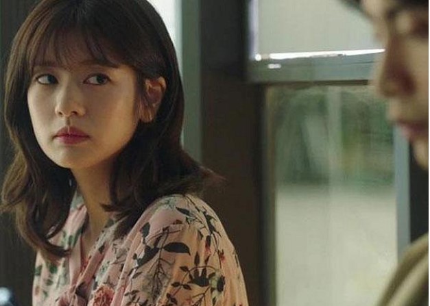 Nửa đêm nghe tiếng gõ cửa, tôi choáng váng khi thấy đứa cháu chồng ướt sũng, miệng mấp máy xin được nhận nuôi