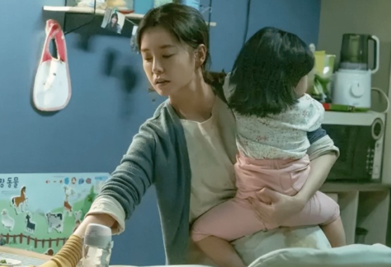 Nửa đêm, trời mưa bão, nghe tiếng con gái khóc nức nở cầu cứu mà tôi đau lòng, hôm sau đành quyết định tái hôn cùng chồng cũ