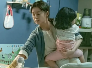 Nửa đêm, trời mưa bão, nghe tiếng con gái khóc nức nở cầu cứu mà tôi đau lòng, hôm sau đành quyết định tái hôn cùng chồng cũ