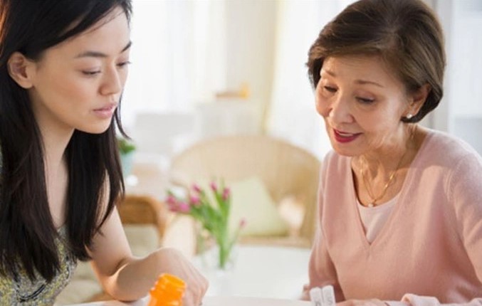 Bạn gái đang phụ mẹ tôi nấu cỗ bỗng hét toáng lên rồi ngồi ôm mặt khóc nức nở, biết chuyện, tôi tá hỏa