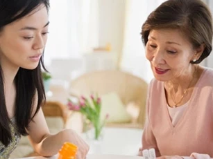 Bạn gái đang phụ mẹ tôi nấu cỗ bỗng hét toáng lên rồi ngồi ôm mặt khóc nức nở, biết chuyện, tôi tá hỏa