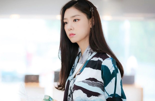 Chị dâu cắt nát chiếc áo tôi mới mua tặng mẹ chồng, tôi nóng mặt giật lại, để rồi ngã ngửa khi chị ấy nói lý do