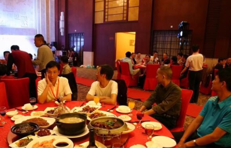 Đi họp lớp thống nhất mỗi người đóng 700k, đến lúc thanh toán nhìn hóa đơn, nữ tiến sĩ tức giận rời nhóm chat