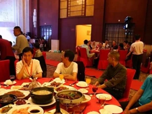Đi họp lớp thống nhất mỗi người đóng 700k, đến lúc thanh toán nhìn hóa đơn, nữ tiến sĩ tức giận rời nhóm chat