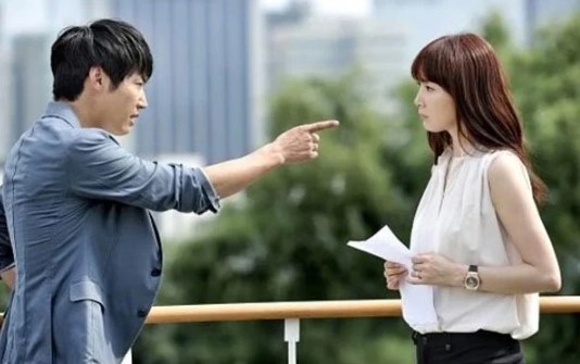 Nhìn chiếc xe đã cạn xăng, chồng tôi than ngắn thở dài, còn suýt gọi cho mẹ vợ để yêu cầu một chuyện vô lý đùng đùng