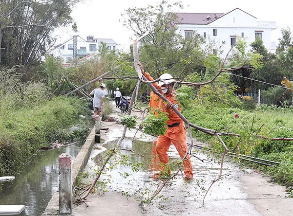 Các đội xung kích của EVNCPC nỗ lực khôi phục cung cấp điện sớm nhất sau thiên tai.