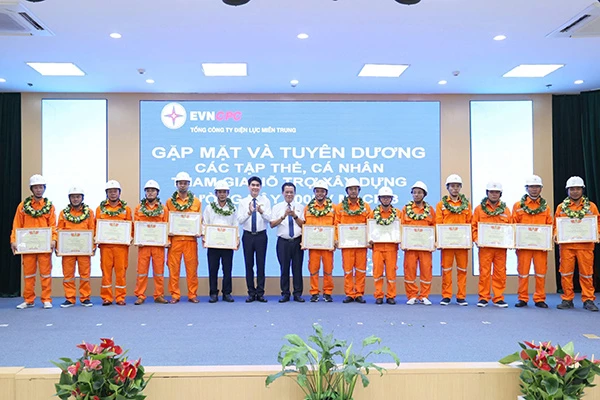 EVNCPC khen thưởng 14 tập thể và 33 cá nhân có thành tích xuất sắc hỗ trợ thi công xây dựng đường dây 500kV mạch 3, EVNCPC khen thưởng 14 tập thể và 33 cá nhân có thành tích xuất sắc hỗ trợ thi công xây dựng đường dây 500kV mạch 3,