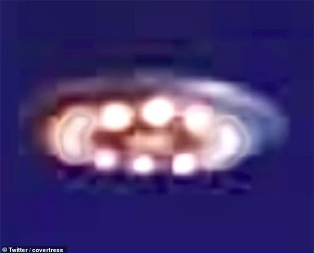 82702301-13220355-image-a-3-1710965070609-11zon-1711010404.jpg
