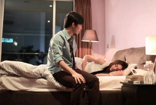 Bắt tận tay cảnh chồng và nhân tình ôm nhau, chưa kịp đánh ghen, anh ta đã kéo tôi đi rồi nói ra sự thật bẽ bàng