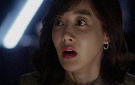 Chồng cũ đến dọn đồ sau ly hôn, nhưng lúc ra về anh cứ giữ khư khư chiếc túi đen, tôi liền lao tới giật thì bàng hoàng thấy thứ rơi ra từ bên trong