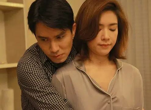 Chồng lao vào mưa gió để giúp đồng nghiệp nữ, tôi tức giận đòi ly hôn để rồi thất thần chứng kiến cảnh tượng này trước mắt