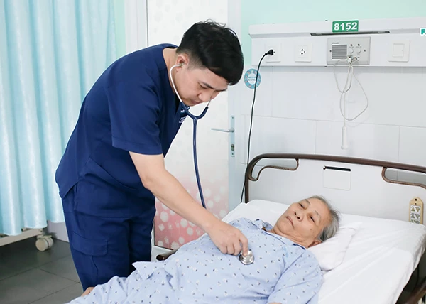 Ths.BS Bùi Ngọc Anh kiểm tra sức khoẻ cho bệnh nhân N.T.V trước khi xuất viện. Ths.BS Bùi Ngọc Anh kiểm tra sức khoẻ cho bệnh nhân N.T.V trước khi xuất viện.